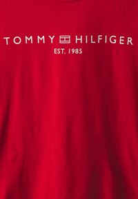 Tommy Hilfiger REGULAR FIT - Marškinėliai su spaudiniu - fierce red