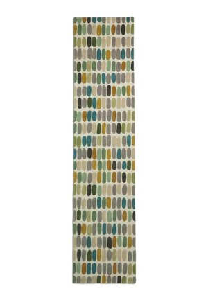 Lungo tappeto rettangolare con motivo di forme ovali colorate in verde, blu, marrone, grigio e beige su sfondo crema.
