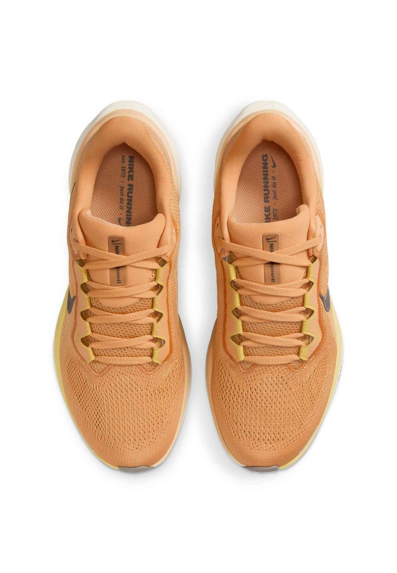 Zapatillas de running Nike en malla naranja con acentos claros, que presentan una superficie texturizada y un logotipo oscuro contrastante. Diseñadas para la comodidad y el rendimiento.