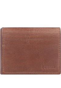 Portefeuille en cuir brun avec une surface texturée, des bords cousus, et le logo « FOSSIL » embossé dans le coin inférieur droit, affichant un design simple.