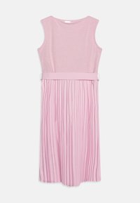 Różowa sukienka z dopasowanym prążkowanym topem i plisowaną spódnicą. Gładka tekstura z tkaninowym paskiem w talii. Bez rękawów, okrągły dekolt.