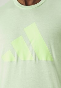 adidas Performance ESSENTIALS FEELREADY - Sportska majica - semi green spark/green spark