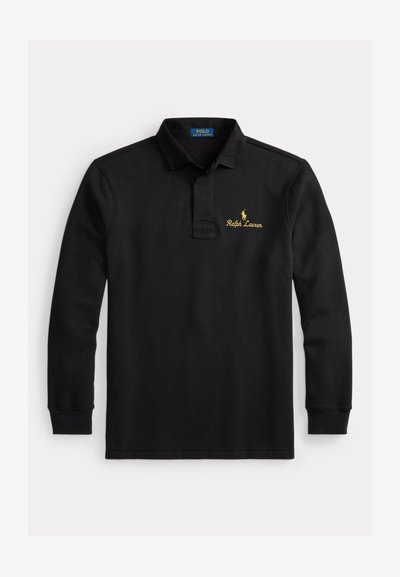 Camisa polo preta com mangas longas, feita de algodão, apresenta um colarinho clássico, abertura frontal e detalhes do logo bordado em dourado.