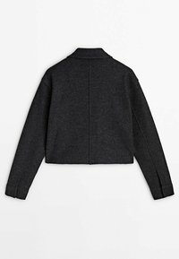 Geteilte, dunkelgraue Wolljacke mit langen Ärmeln, auffälligem Kragen und einfachen Nahtdetails auf der Rückseite. Glatte Textur und keine Verzierungen.