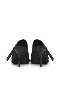 Scarpe con tacco alto nere con tomaia in tessuto strutturato, caratterizzate da una punta arrotondata e un sottile tacco a stiletto. Include una cerniera sul retro e un dettaglio in nastro.