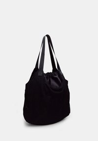 Borsa tote in rete nera con un interno in satin liscio, chiusura con coulisse e due ampie spalline piatte. Texture morbida, forma arrotondata.