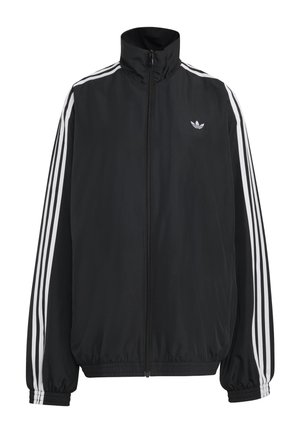 Schwarze Adidas Trainingsjacke mit weißen drei Streifen entlang der Ärmel, durchgehendem Frontreißverschluss, elastischen Bündchen und kleinem Trefoil-Logo auf der Brust.