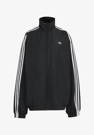 Schwarze Adidas Trainingsjacke mit weißen drei Streifen entlang der Ärmel, durchgehendem Frontreißverschluss, elastischen Bündchen und kleinem Trefoil-Logo auf der Brust.