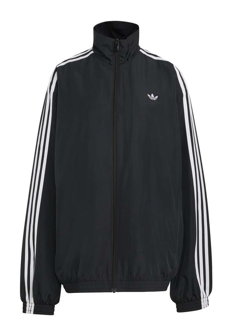 Giacca track nera Adidas con tre strisce bianche lungo le maniche, cerniera frontale completa, polsini elasticizzati e piccolo logo trifoglio sul petto.