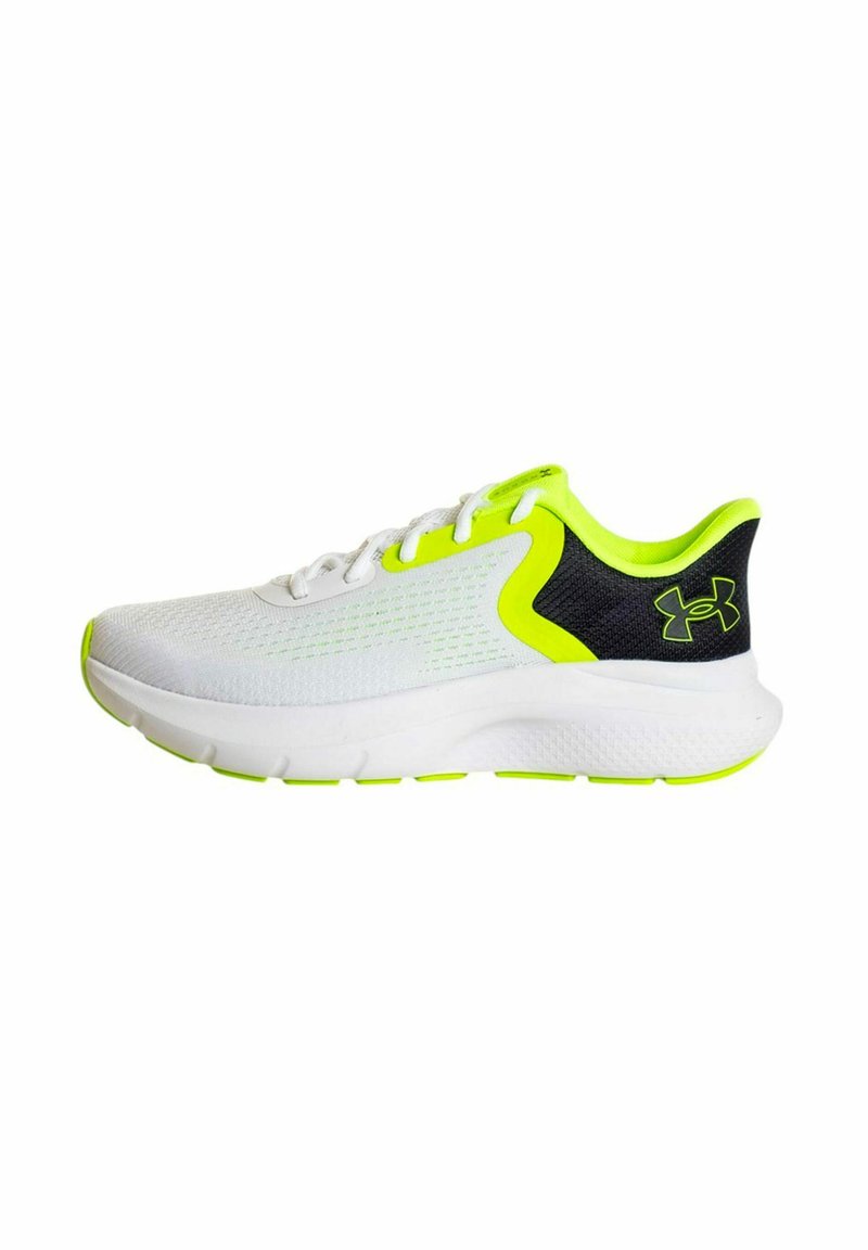 Zapatilla deportiva blanca con una parte superior de malla transpirable, acentos en amarillo neón y un talón negro texturizado, que cuenta con una suela acolchada para mayor comodidad.