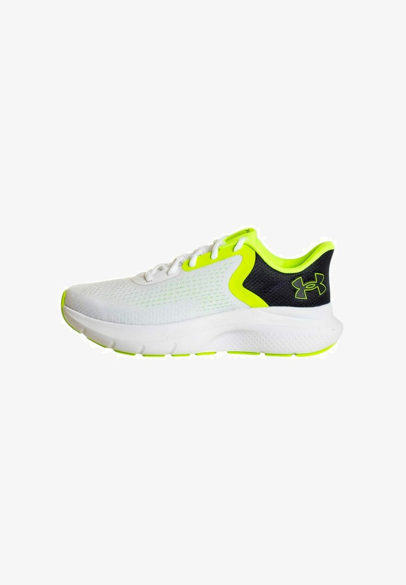 Zapatilla deportiva blanca con una parte superior de malla transpirable, acentos en amarillo neón y un talón negro texturizado, que cuenta con una suela acolchada para mayor comodidad.