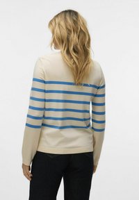 Beige trui met blauwe horizontale strepen, lange mouwen en een rechte zoom. Zachte textuur, geschikt voor casual draag.