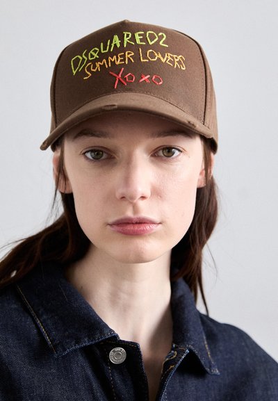 Brown cap featuring multicolored embroidery reading "DSQUARED2 SUMMER LOVERS XOXO." Made of fabric with a structured design and a flat brim.