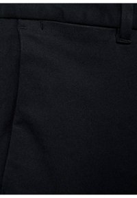 Dunkle Jeanshosen mit glatter, strukturierter Oberfläche. Sie haben einen klassischen Schnitt, dezente Nähte und Standardtaschen. Farbe: tiefes Marineblau.