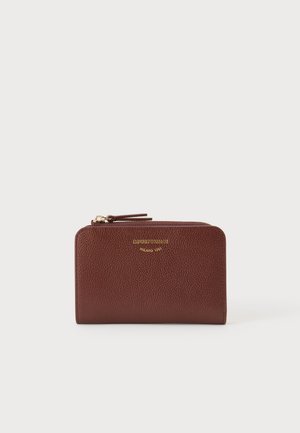 Portefeuille zippé en cuir marron texturé avec le logo Emporio Armani Milano 1981 embossé en doré, centré sur fond blanc uni.