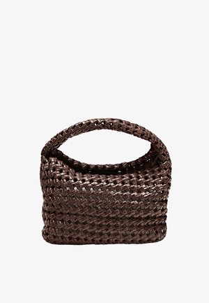 Dunkelbraune geflochtene Lederhandtasche mit dickem Griff und rechteckiger Form vor weißem Hintergrund.