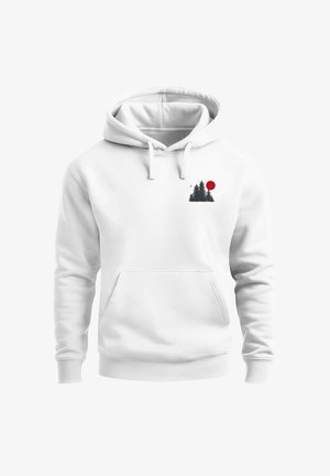 Weißer Hoodie mit Vorderfach, Kordelzug und einem kleinen schwarzen Kiefernbaum-Design mit roter Sonne auf der oberen linken Brust.