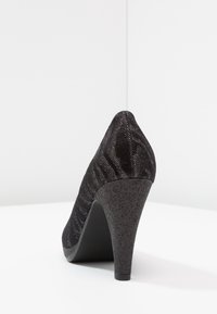 Czarna szpilka z teksturowaną, błyszczącą cholewką i matowym, czarnym obcasem. Spiczasty nos i elegancki design.