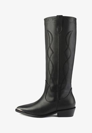 Wysokie czarne skórzane botki z wąskim noskiem, blokowym obcasem oraz ozdobnym haftem w postaci splatających się linii wzdłuż cholewki.