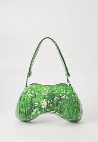 Vihreä käsilaukku, jossa on kukallinen nurmikkokuvio, kaareva muotoilu, sileä pinta ja lyhyt olkahihna. Varustettu pienellä hopeisella logoyksityiskohdalla.