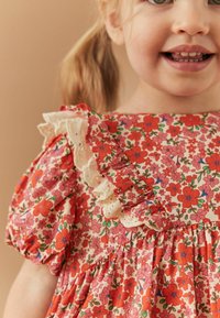 Next REGULAR FIT - Päevakleit - red ditsy