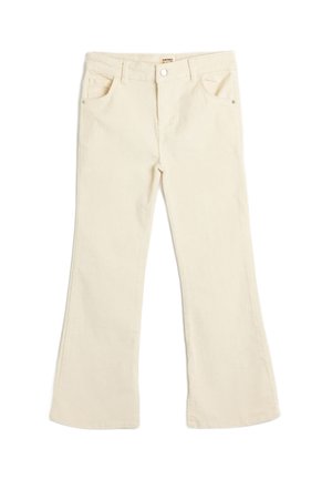 Pantalones acampanados de color crema, hechos de suave algodón, con cinco bolsillos, cierre frontal con botón y detalles de costura sutiles.