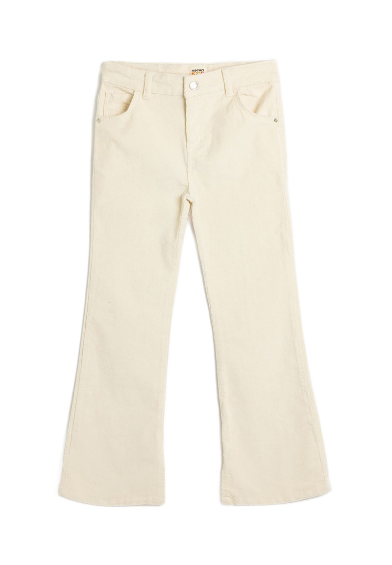Pantalones acampanados de color crema, hechos de suave algodón, con cinco bolsillos, cierre frontal con botón y detalles de costura sutiles.