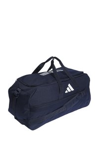 Námořnická duffel taška vyrobená z odolné tkaniny, s zipovým uzávěrem, dvěma rukojeťmi a třemi bílými diagonálními pruhy na vrchu.