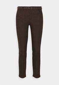 Pantalon en coton mélangé brun avec une coupe slim, doté d'une ceinture à clous et d'un design classique à cinq poches. Texture lisse avec une finition soignée.