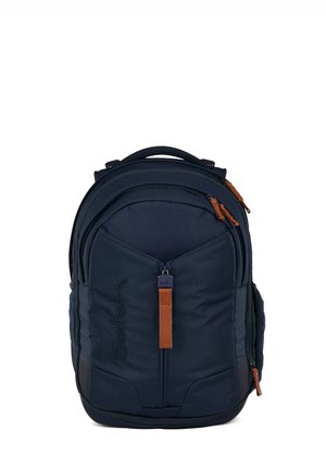 Zaino navy realizzato in tessuto resistente, con dettagli in pelle marrone, numerosi scomparti con zip e spallacci imbottiti.