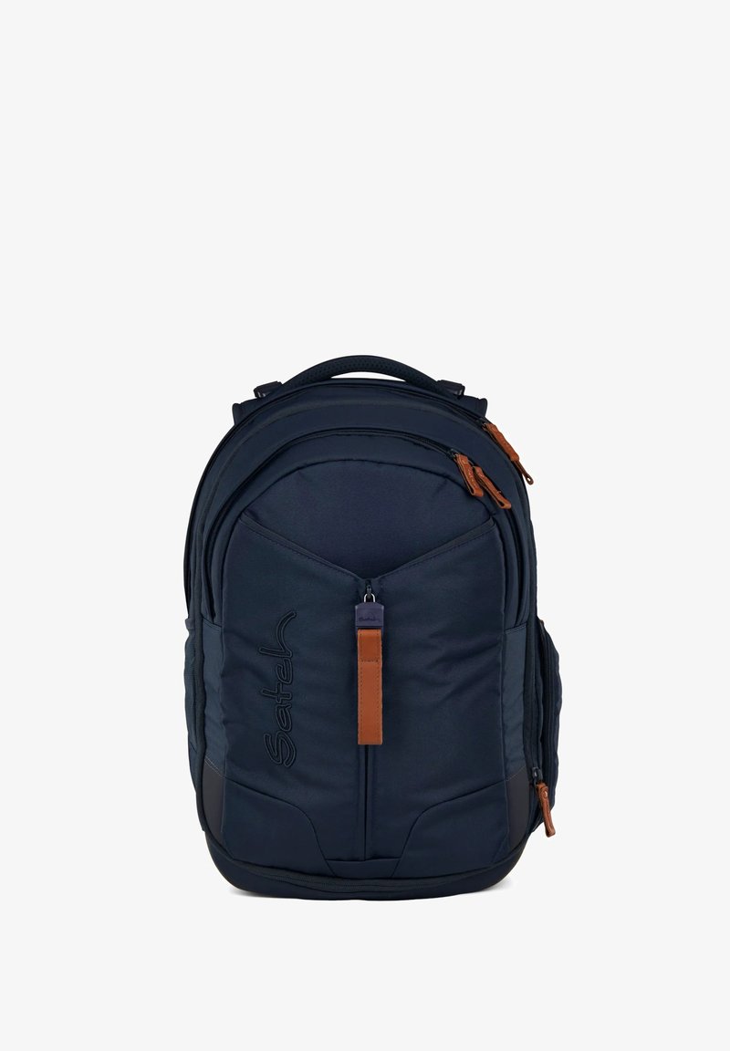 Zaino navy realizzato in tessuto resistente, con dettagli in pelle marrone, numerosi scomparti con zip e spallacci imbottiti.