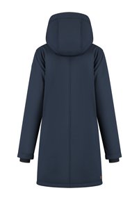 Navyblauwe lange winterjas met capuchon, lange mouwen en eenvoudige naaddetails, van achteren zichtbaar op een witte achtergrond.