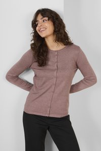 Lange mouw, licht paarse cardigan met ronde halslijn en knoopsluiting aan de voorkant, voorzien van een ribbeltextuur en een reguliere pasvorm. Zwarte broek eronder gedragen.