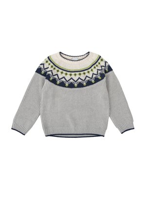 Suéter gris de punto con cuello redondo, que presenta un patrón decorativo de fair isle en azul marino, blanco y verde en la sisa. Mangas acanaladas.