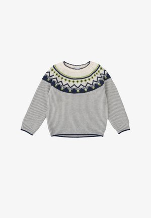 Suéter gris de punto con cuello redondo, que presenta un patrón decorativo de fair isle en azul marino, blanco y verde en la sisa. Mangas acanaladas.