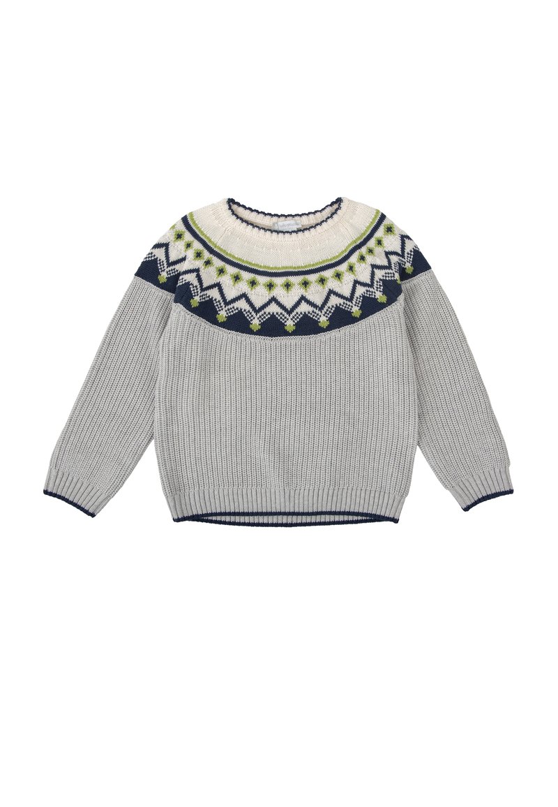 Pull en tricot gris à col rond, présentant un motif décoratif fair isle en bleu marine, blanc et vert au niveau de l'empiècement. Manches à bords côtelés.