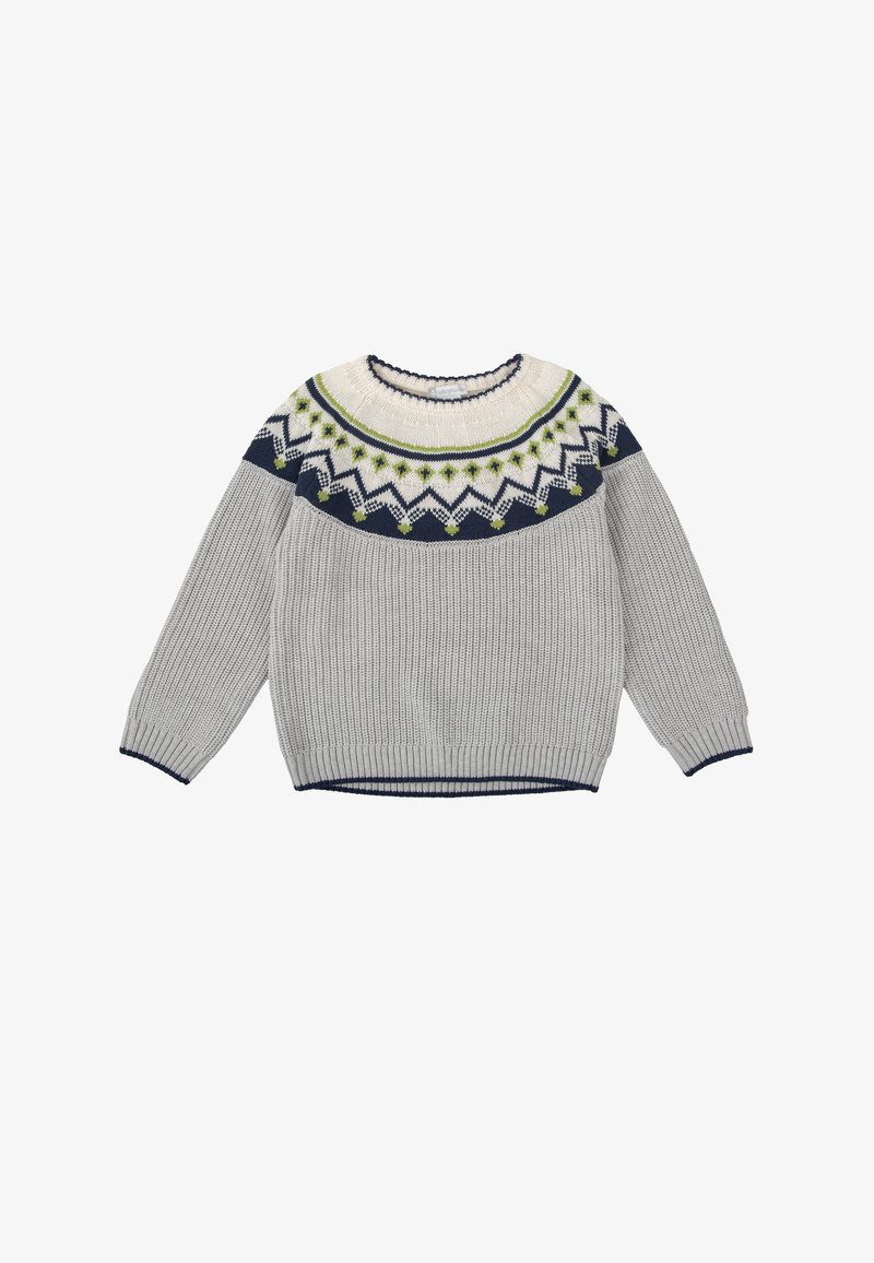 Pull en tricot gris à col rond, présentant un motif décoratif fair isle en bleu marine, blanc et vert au niveau de l'empiècement. Manches à bords côtelés.