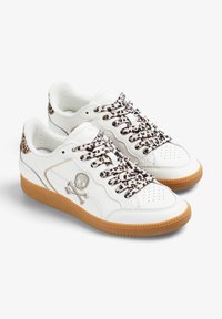 Baskets en cuir blanc avec des lacets en imprimé léopard, semelle en caoutchouc gomme et embellissement en forme de crâne sur le côté extérieur. Doublure douce pour un confort accru.
