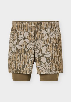 Ανδρικό σορτς δύο σε ένα με ελαστική μέση, καφέ βάση, αφηρημένη ρίγα τίγρη και μεγάλο λευκό λουλουδένιο σχέδιο, με εφαρμοστή εσωτερική στρώση.