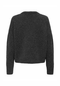 Pull gris court avec une coupe décontractée, présentant une texture douce et des épaules tombantes, sans fermetures ni embellissements visibles.