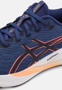 Scarpa da corsa blu con tomaia in rete, dettagli arancioni e sovrapposizioni nere. Presenta un'imbottitura AmpliFoam+ e un motivo della suola testurizzato.