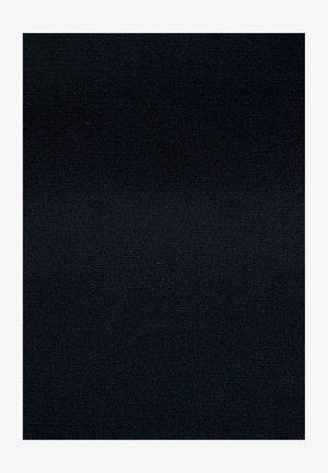 Tejido negro con un acabado suave, que presenta una textura uniforme y un ligero brillo. Sin patrones o diseños visibles.