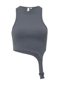 Šedý žebrovaný crop top s vysokým výstřihem, asymetrickým lemem a bočním nastavovacím popruhem. Vyrobeno z elastického materiálu pro pohodlí.