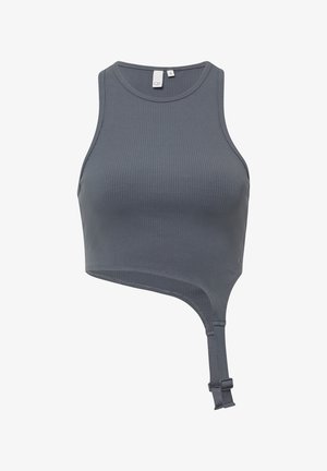 Szary prążkowany crop top z wysokim dekoltem, asymetrycznym dołem i regulowanym paskiem z boku. Wykonany z elastycznego materiału dla wygody.