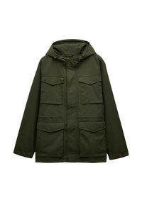 Tamsiai žalia gobtuvinė striukė su keturiomis priekinių kišenėlių dangteliais, mygtukų uždarymais ant rankogalių ir priekiniais užtrauktukais, uždengtais mygtukais.