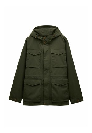 Tumši zaļš kapucēts jaka ar četriem priekšējiem kabatām ar atloku, pogu aizvēršanu pie aprocēm un priekšējo rāvējslēdzēju, kas ir nosegts ar pogājamu vēja atloku.