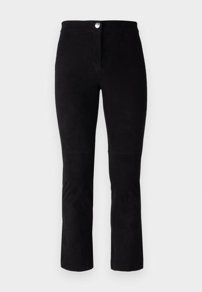 Mustad nahkpüksid sirge jala kujundusega, millel on ees nööp sulgemine ja minimaalne õmblemise detail. Pehme tekstuur ja ilma mustriteta.