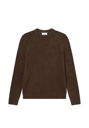 Brun stickad tröja med rund halsringning, långa ärmar och ribbad fåll. Tillverkad av mjukt tyg med en strukturerad yta.