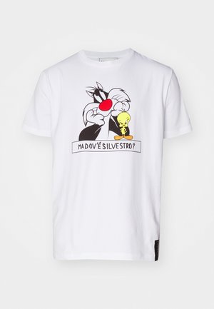 Bílý bavlněný tričko s grafikou Sylvestera Kocoura a Tůty Tůtové, s nápisem "MADOVÉ SILVESTRO?" pod designem.