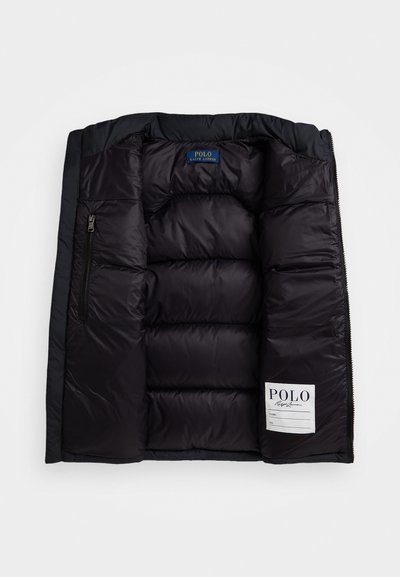 Svart puffjacka med quiltad stoppning på insidan, dragkedjeficka och Polo Ralph Lauren-märke. Snygg, blank yta. Enkel design.